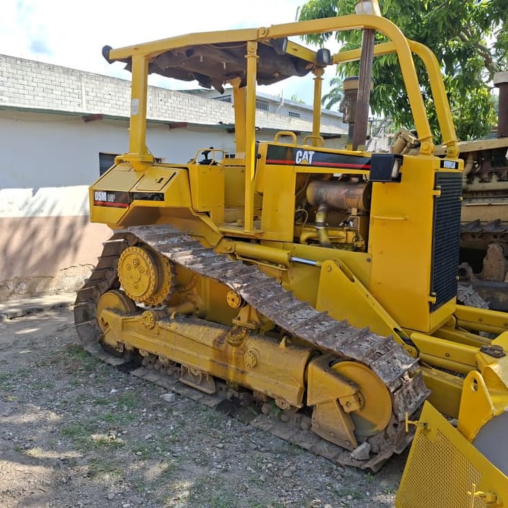 Bulldozer Caterpillar D5M LGP estacionado en el patio de la empresa