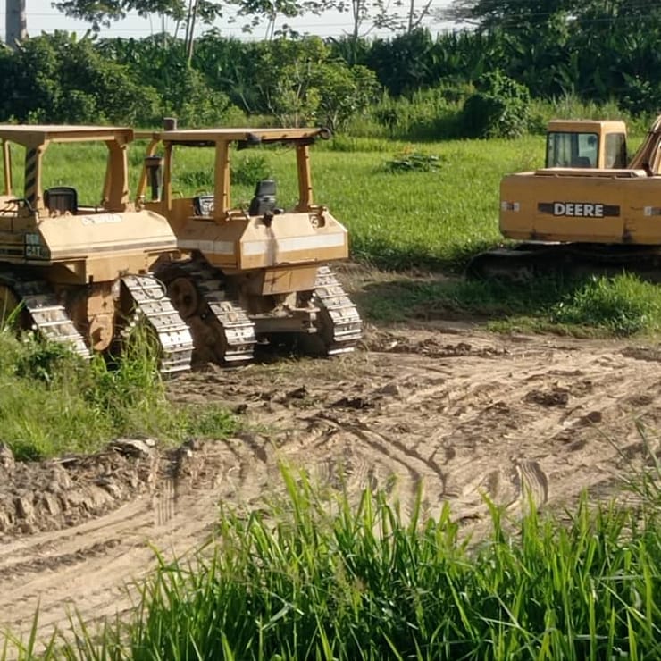 Tractor de oruga Caterpillar D6H y excavadora John Deere trabajando en el mismo frente